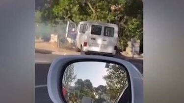 Condutor abalroa carro e danifica passeios ao despistar-se em Cascais.mp4