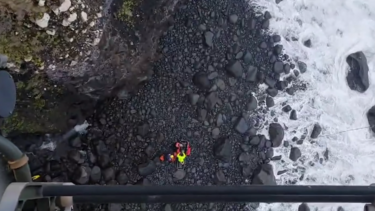 O momento do resgate do turista preso 15 horas em rocha de praia na ilha da Madeira