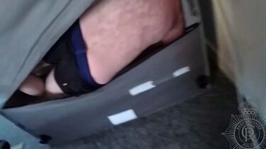 Polícia britânica encontra homem escondido dentro de sofá durante buscas a propriedade 