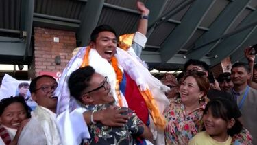 Recebido como um herói: o regresso do alpinista mais jovem de sempre depois de escalar os maiores picos do mundo