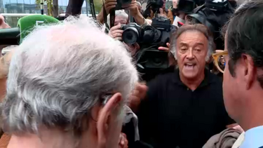 Ânimos exaltados à porta do tribunal: Ricardo Salgado interpelado por lesado do BES