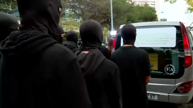 Lesados do BES usam carro funerário para protesto junto ao tribunal