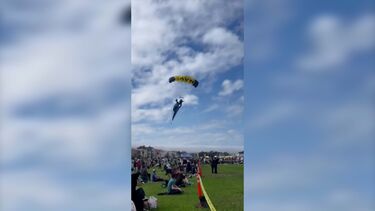 Paraquedista aterra em cima do público durante espetáculo aéreo 