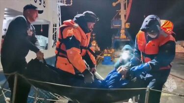 Homem é resgatado após 67 dias à deriva no oceano Pacífico. Irmão e sobrinho morreram na viagem