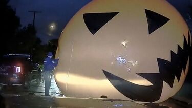 Abóbora insuflável gigante pára o trânsito nos EUA 