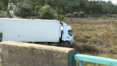 Dois homens gravemente feridos em colisão entre carro e camião no IC1 em Silves