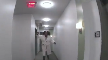 Ex-basquetebolista abatida com cinco tiros após tentar esfaquear polícia nos EUA