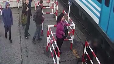 Homem distraído ao telemóvel escapa por um triz de ser colhido por comboio