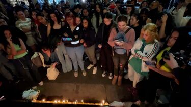 Fãs dos One Direction fazem vigília à porta do hotel onde morreu Liam Payne 