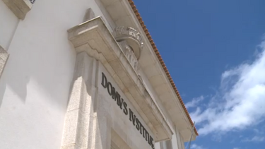 Professores indiciados por 31 crimes por baixarem calças a alunos