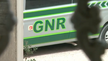 Homem obriga mulher a sexo com chantagem de fotos e vídeos íntimos