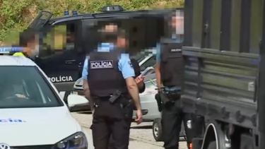 Polícias roubam droga e dinheiro a traficantes