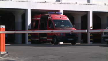 Touro à solta colhe duas pessoas perto de igreja em Arcos de Valdevez