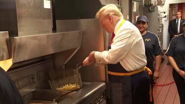 Trump a fritar batatas no McDonald’s? Vale tudo para conquistar os ‘swing states’