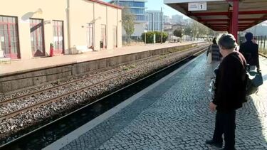 Passe ferroviário de 20 euros entra hoje em vigor