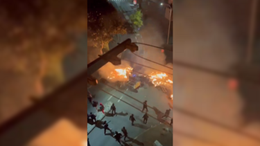 Bairro do Zambujal em ebulição: batalha campal com pedras e chamas no local onde vivia o homem morto a tiro pela PSP