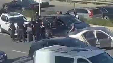 O momento em que o ex-presidente da Albânia é detido por suspeitas de corrupção