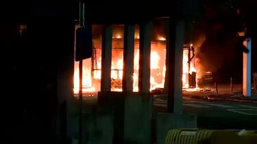 Populares incendeiam autocarro no bairro do Zambujal