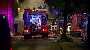 Bombeiros combatem chamas em autocarro no bairro do Zambujal