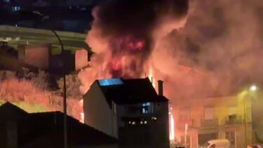 Autocarro em chamas em Carnaxide