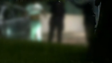 O momento em que a PSP detém um homem que não acatou uma ordem de paragem na Cova da Moura