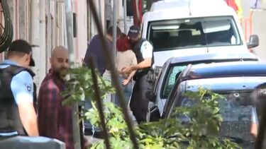 Homem levado pela PSP por atear fogo a caixotes do lixo em Lisboa. Mulher contestou ação policial e foi detida