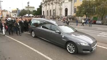 "Partiu um maravilhoso coração": Mar de gente no cortejo fúnebre de Marco Paulo