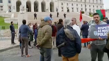 Manifestação que defende as forças policiais já chegou à Assembleia da República  
