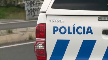 Homem aponta carabina a polícias e amigo bate em carro da PSP em Olhão 