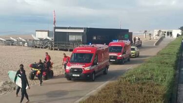 Surfista de 14 anos perde a prancha e fica em dificuldades na praia das sereias em Espinho