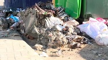 Queimados caixotes do lixo na zona das Galinheiras