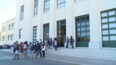 Professores apelam ao Presidente da República contra voto que uniu direita