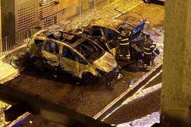 Duas viaturas incendiadas na mesma rua do triplo homicídio em Lisboa