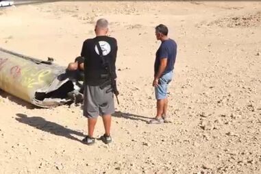 Romaria para ver destroços de bombas disparadas por Teerão