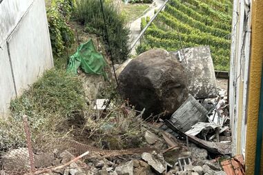 "Podíamos ter morrido os dois": Queda de pedra de grandes dimensões destrói casa e postes de eletricidade
