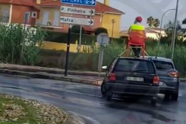 Homem senta-se no tejadilho do carro após acidente em Sintra