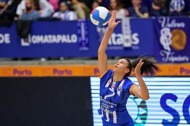 Jogadora faz lançamento da bola