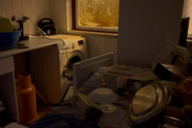 Triplo homicida e família escorraçados do bairro: Imagens exclusivas mostram casas destruídas e vandalizadas