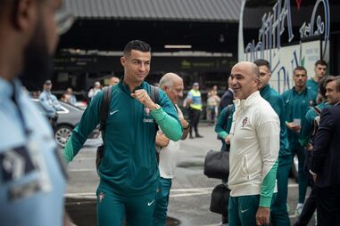 Cristiano Ronaldo e Roberto Martínez bem-dispostos à partida para a Polónia