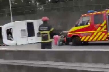 Um ferido em colisão entre autocaravana e camião na A1 em Gaia