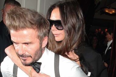 David e Victoria Beckham a saírem da festa dos 50 anos da ‘posh spice’