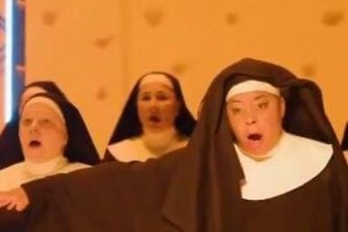 18 espectadores assistidos em ópera com sexo ao vivo e "freiras" nuas