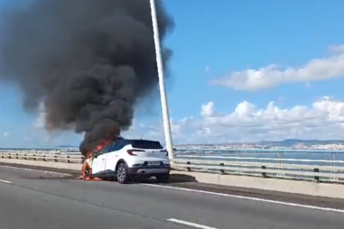 Incêndio em carro provoca colisão na Ponte Vasco da Gama