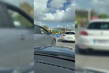 Dois motociclistas em fuga após acidente com carro na A5 em Carcavelos. Trânsito condicionado no sentido Cascais-Lisboa