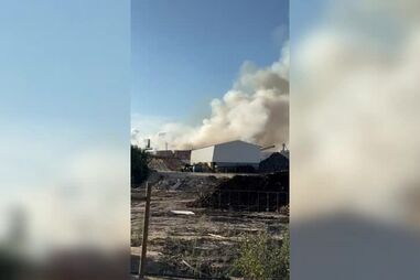 Incêndio deflagra em fábrica de paletes de madeira no concelho de Leiria