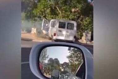 Condutor abalroa carro e danifica passeios ao despistar-se em Cascais.mp4