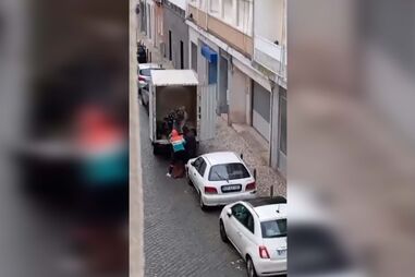 Gang usa carrinha furtada para roubar mota à luz do dia em Lisboa