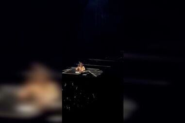 Cantora Olivia Rodrigo cai em palco durante concerto na Austrália 