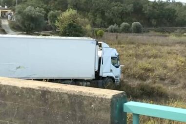 Dois homens gravemente feridos em colisão entre carro e camião no IC1 em Silves