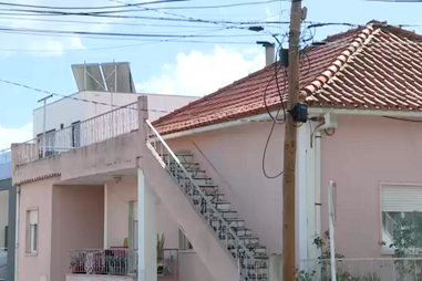 Pai incendeia casa da ex-mulher porque a filha não aceitou jantar com ele